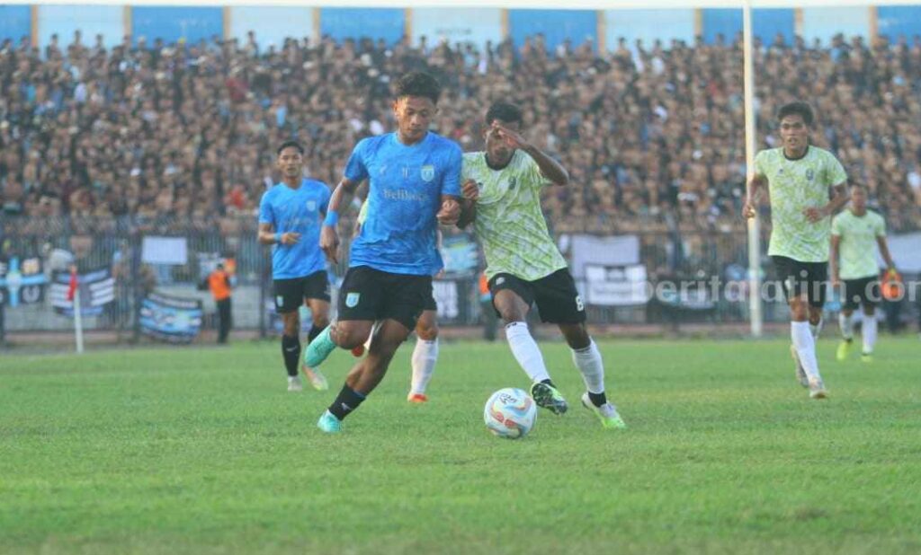 Laga ujicoba Persela Lamongan melawan Nusantara United, di Stadion Surajaya Lamongan.