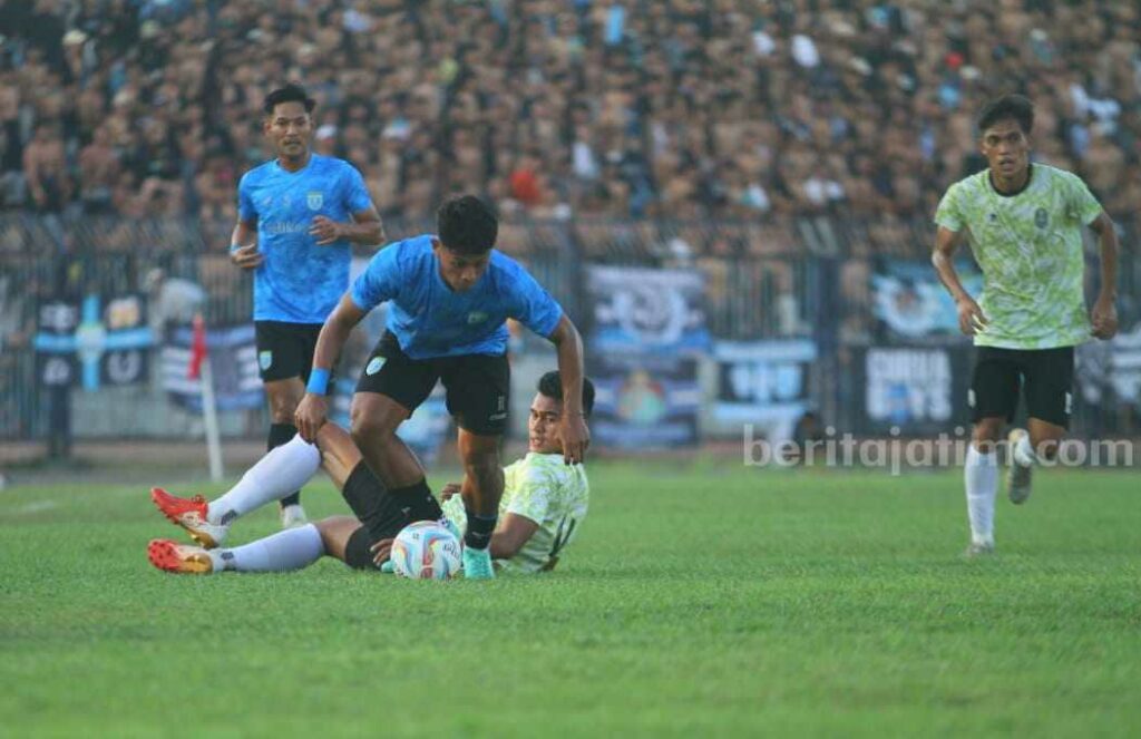 Saat laga ujicoba Persela Lamongan versus Nusantara United di Stadion Surajaya Lamongan.