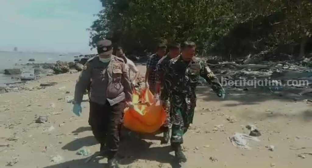 Mayat Pria Tanpa Identitas Ditemukan di Pantai Bangkalan Evakuasi penemuan mayat pria tanpa identitas di Bangkalan (Foto: Zamachsari/beritajatim.com)