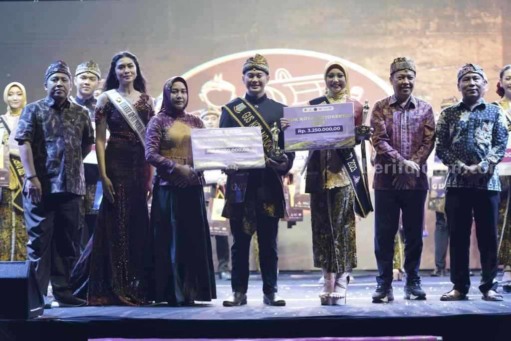 Wali Kota Mojokerto Ika Puspitasari menobatkan Diggo Faiz Ramadhani dan Dina Eka Putri sebagai Gus Yuk Kota Mojokerto 2023 di Halaman GOR Seni Mojopahit. [Foto : ist]