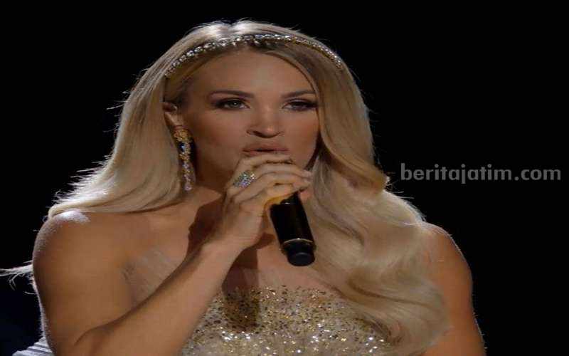 Perhiasan Emas Paris Hilton dan Mariah Carey Produksi Kenjeran Surabaya Paris Hilton saat mengenakan perhiasan karya UBS Gold