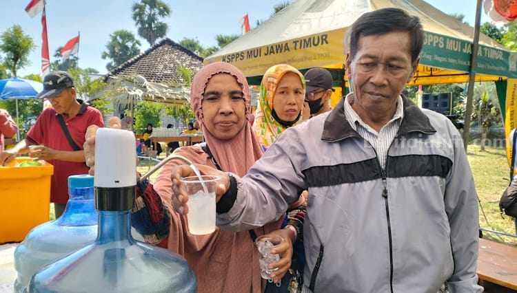 Warga sedang menikmati minuman tradisional legen di Desa Dalegan, Kecamatan Panceng, Gresik