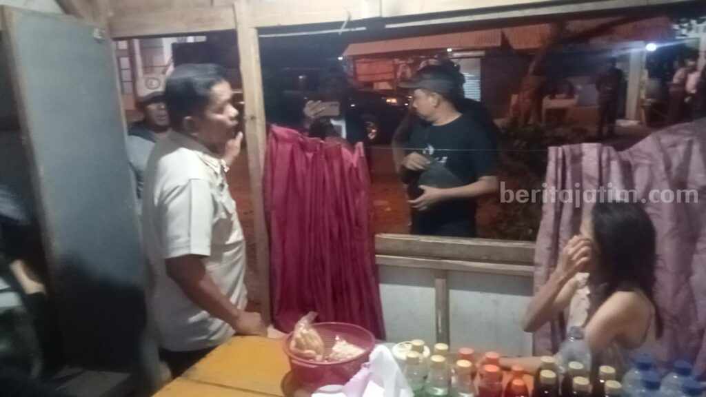 petugas satpol PP Gresik mengamankan pramusaji di salah satu warung kopi