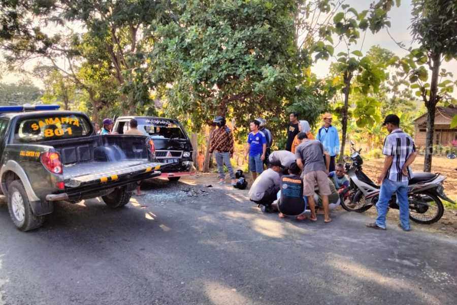 Warga saat memberikan pertolongan pada pasutri yang mengalami kecelakaan di Jalan Raya Parang-Lembeyan masuk Desa Pragak Kecamatan Parang Magetan tepatnya di dekat Klinik Santika pada Senin (31/7/2023) pukul 15.30 WIB
