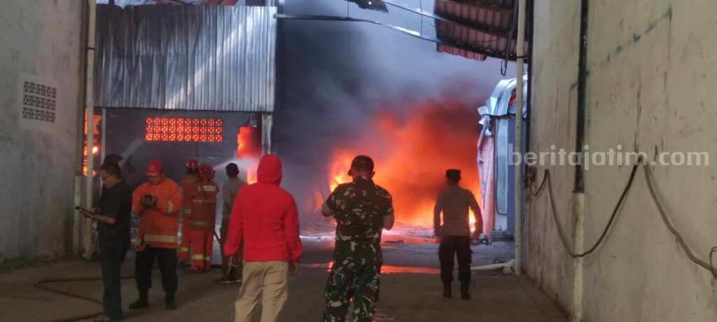 Pabrik plastik di jalan raya Kepatihan Menganti Gresik dilalap api
