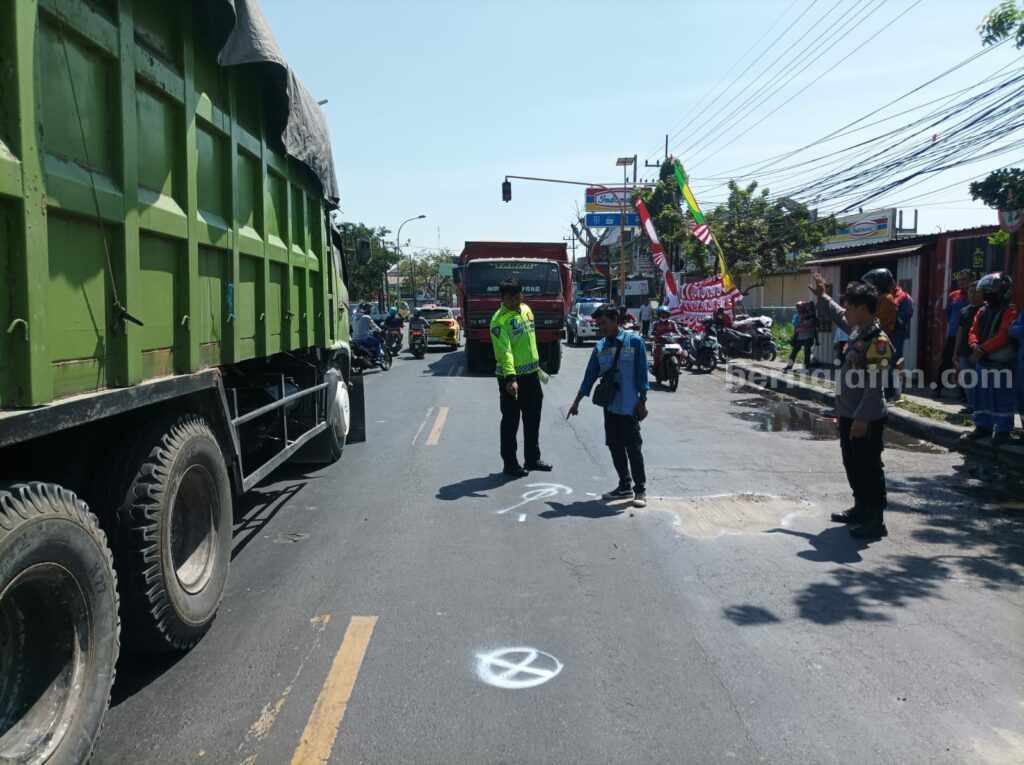Polisi melakukan olah TKP kecelakaan di Jalan Raya Manyarejo Gresik