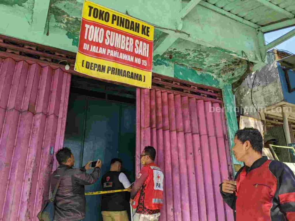 Lokasi penemuan jasad korban di dalam bekas toko bahan bangunan di di Jalan Jayanegara, Desa Banjaragung, Kecamatan Puri, Kabupaten Mojokerto. [Foto : ist]