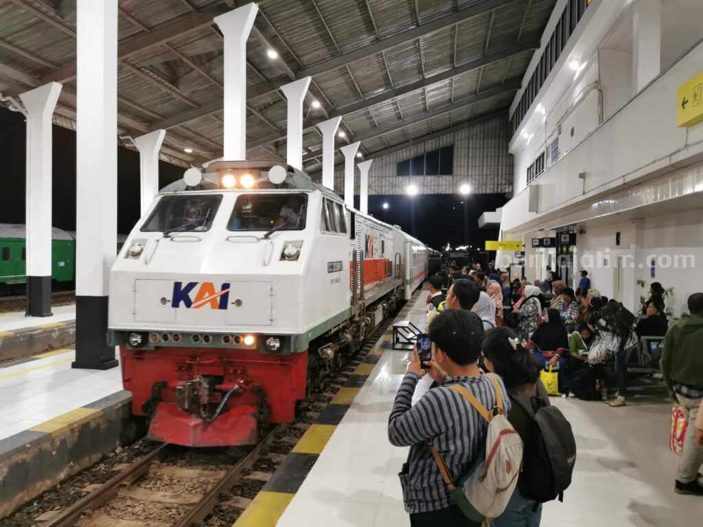 KA Lokal Pandanwangi rute Jember-Banyuwangi.