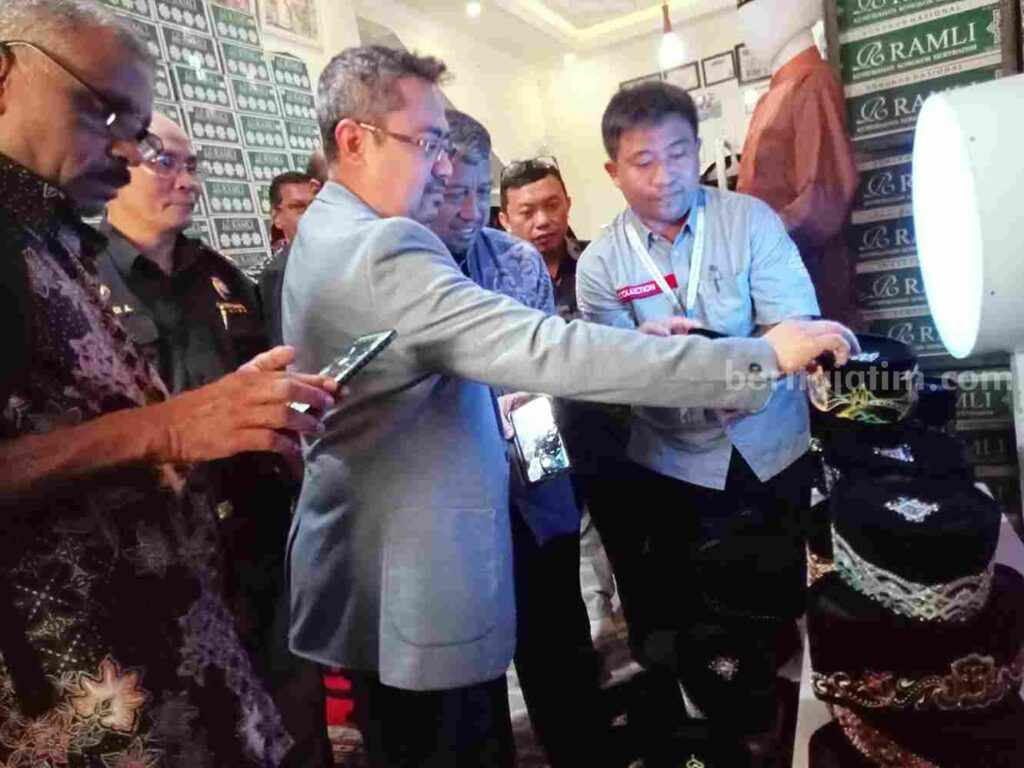 Pengusaha asal Malaysia saat mengunjungi sentra UMKM songkok dan baju muslim Ramli Collection di Jalan Sindujoyo Gresik