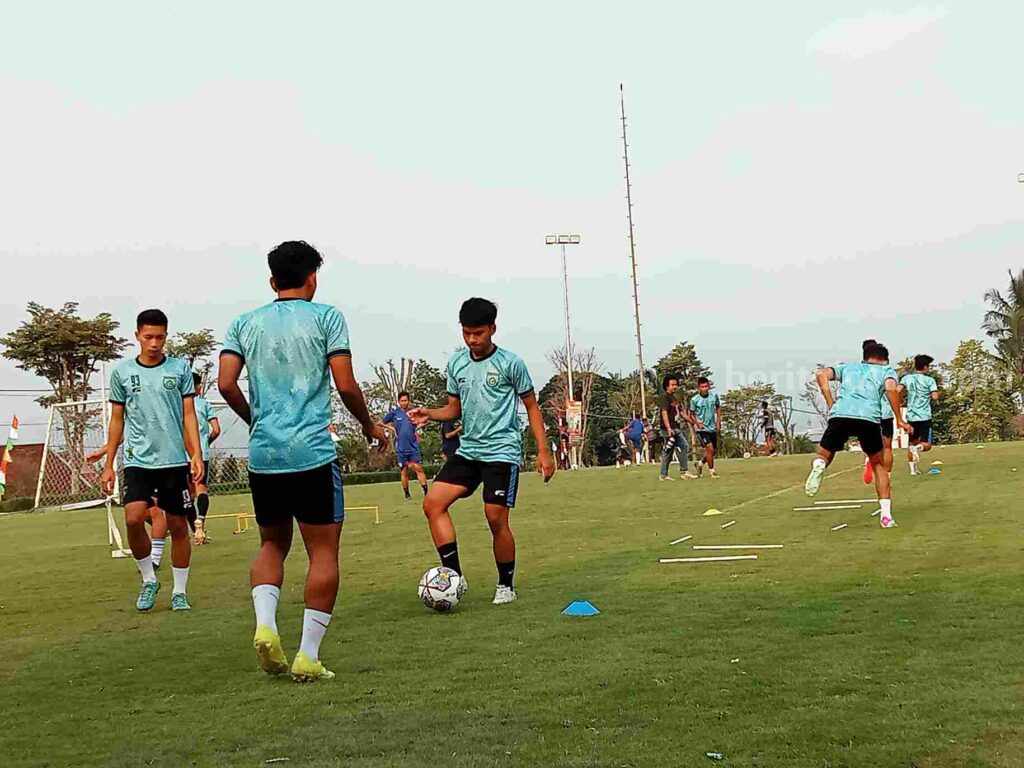 Gresik United saat menjalani TC