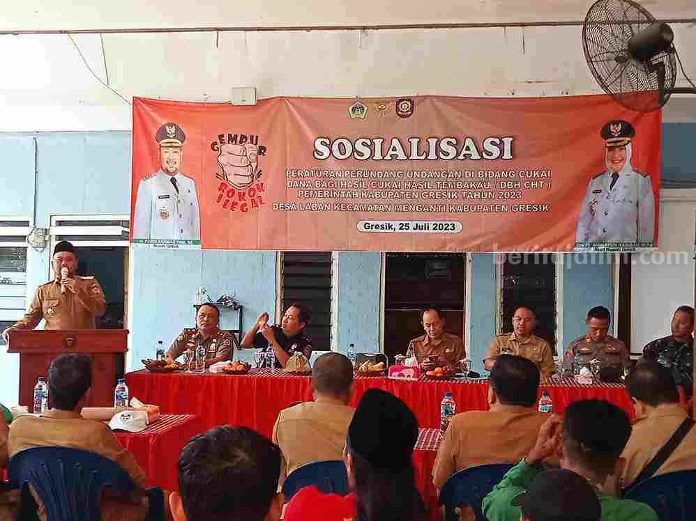 Warga Desa Laban, Kecamatan Menganti, Gresik mendengarkan paparan sosialisasi rokok ilegal