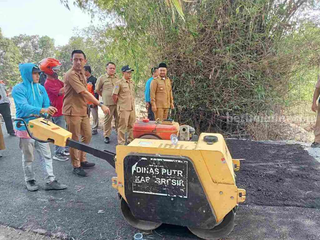 Warga Lega Jalan Penghubung Antar Desa di Gresik Selatan Diaspal Warga Lega Jalan Penghubung Antar Desa di Gresik Selatan Diaspal