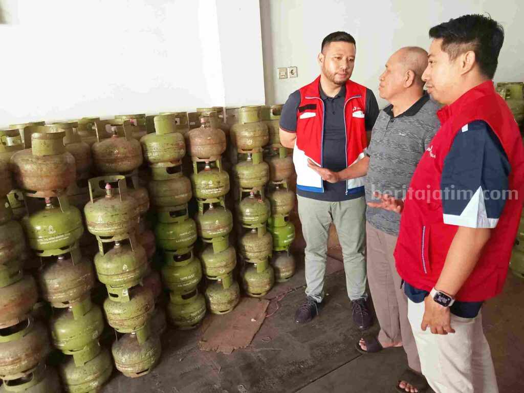 Ivan Syuhada Area Manager Surabaya PT Pertamina Patra Niaga Jatimbalinus (kiri) saat melakukan sidak di salah satu pangkalan gas elpiji ukuran 3 di Kabupaten Gresik