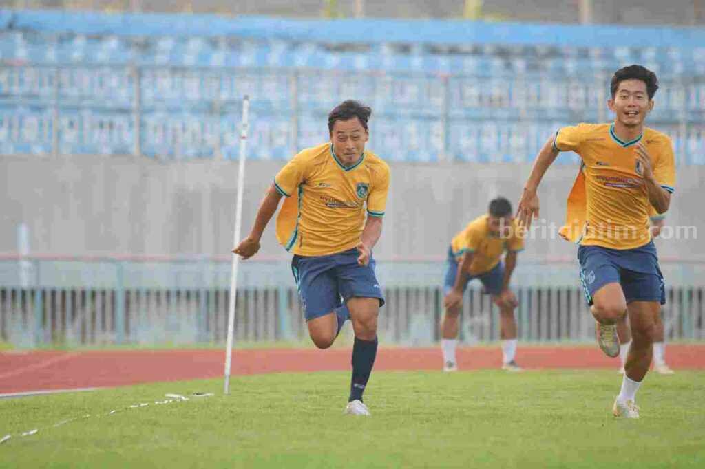 Striker Gresik United Samsul Arif (kiri) dan Malik Prayitno saat melalap menu latihan fisik