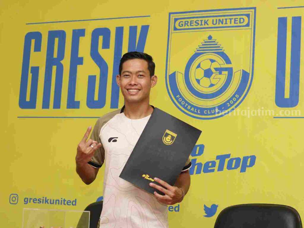 Birrul Walidain resmi berkostum Gresik United usai menandatangani kontrak