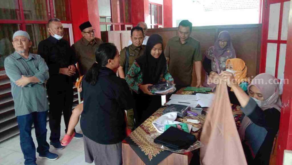 Siswa SMP di Kota Blitar ambil bantuan seragam gratis yang disediakan oleh Pemkot.