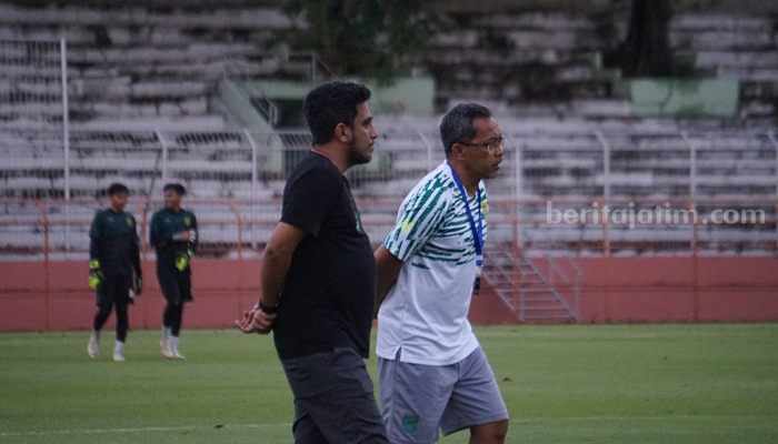 Pelatih Persebaya Turunkan Pemain Muda di Laga Penting, Terbukti Moncer Aji Santoso, pelatih persebaya bersama sang manajer. (Way)
