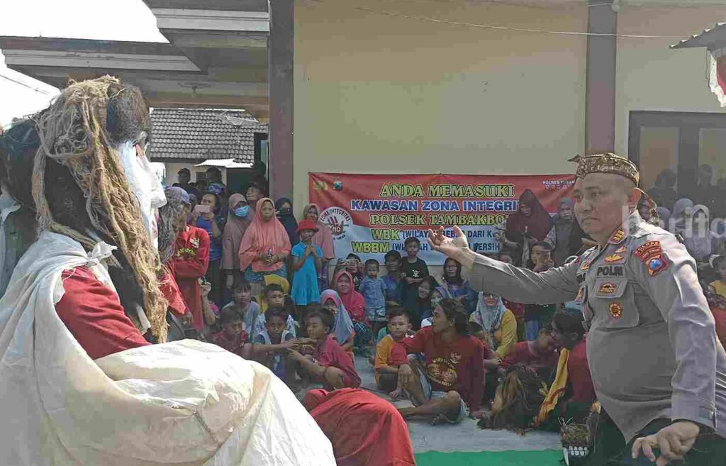 apolsek Tambakboyo AKP Eko Sumartono saat menari bersama Wewe Gombel. [Foto:Diah Ayu/beritajatim.com]