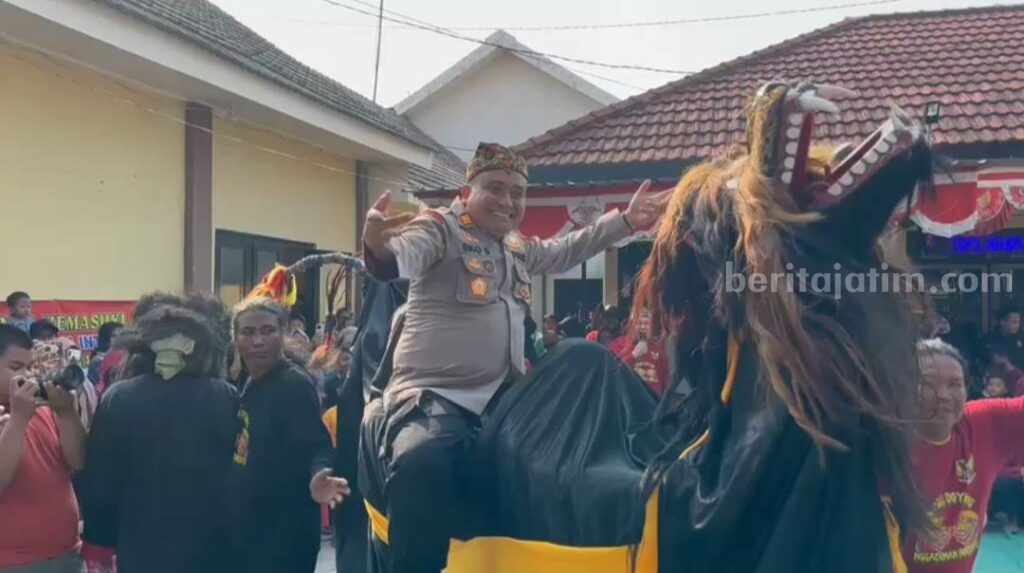 Kapolsek Tambakboyo AKP Eko Sumartono saat naik dipunggung Thak - Thakan di Hari Bhayangkara ke-77. [Foto: Diah Ayu/beritajatim.com]