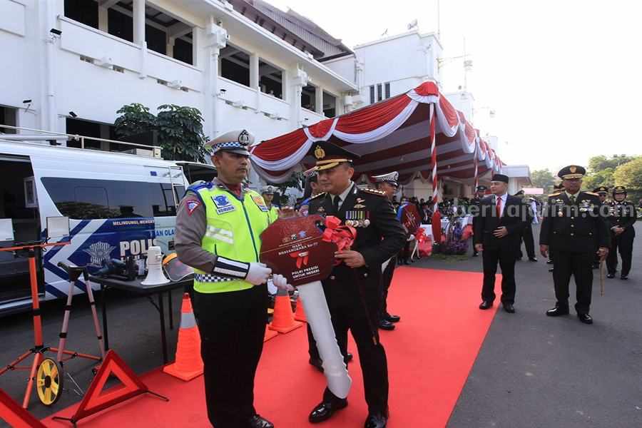 Kapolrestabes Surabaya, Kombes Pol Pasma Royce saat pemberian secara simbolik dua mobil Patwal dan satu mobil Olah TKP saat Hari Bhayangkara ke-77, Sabtu (01/07/2023). (Foto/ist)