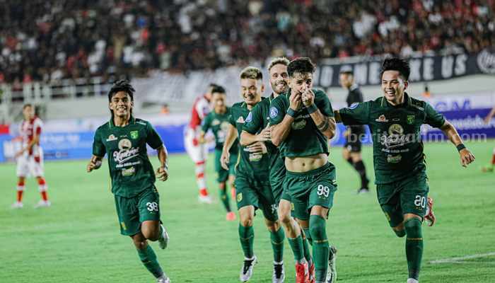 Bruno Moreira usai mencetak gol di gawang Persis Solo. (Way)