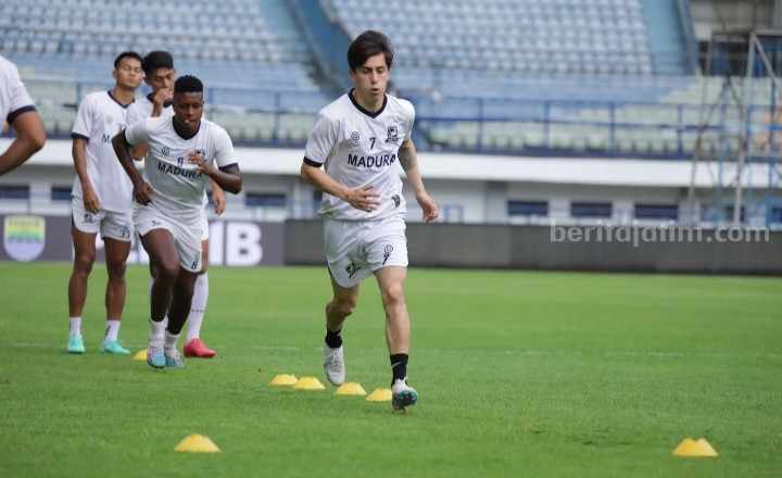 kuad Madura United menjajal rumput Stadion Gelora Bandung Lautan Api, guna menghadapi Persib Bandung pada laga perdana Liga 1 2023, Sabtu (1/7/2023). [Gambar: Madura United]