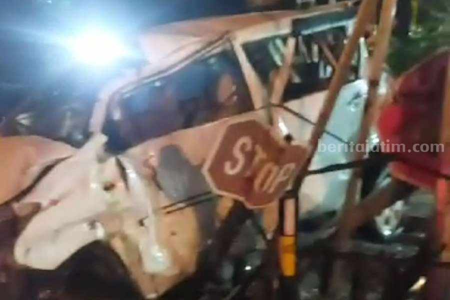 Kondisi mobil setelah ditabrak kereta api