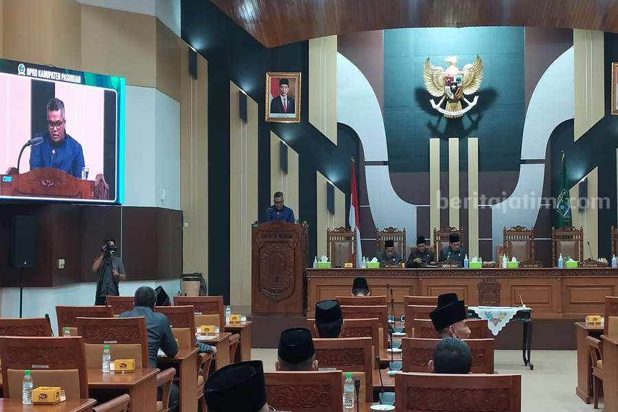 Suasana sidang Paripurna saat juru bicara Komisi III DPRD Kabupaten Pasuruan, Hatta Rifki saat soroti kinerja Pemda.