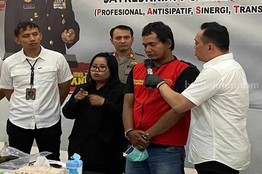 FL saat dirilis di Polrestabes Surabaya, Selasa (04/07/2023). (Foto/Anggadia)