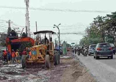 Jalan Manyar Gresik saat dilakukan pelebaran. Dalam waktu dekat jalan tersebut segera diaspal