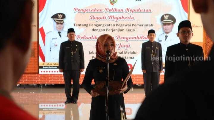 Bupati Mojokerto, Ikfina Fahmawati melantik pejabat fungsional di Pendopo GMT Pemkab Mojokerto. [Foto : ist]