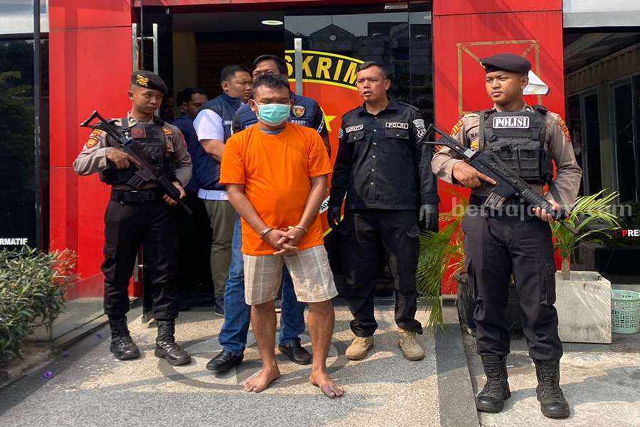 SL saat dikeler oleh petugas Polres Pelabuhan Tanjung Perak, Selasa (04/07/2023). (Foto/Anggadia)
