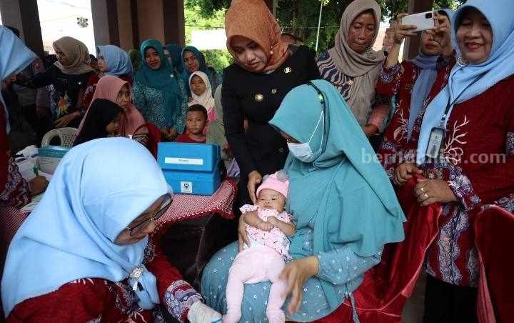 Bupati Mojokerto Ikfina Fahmawati saat menghadiri program SEHATI di Desa Sidoharjo, Kecamatan Gedeg, Kabupaten Mojokerto. [Foto : ist]