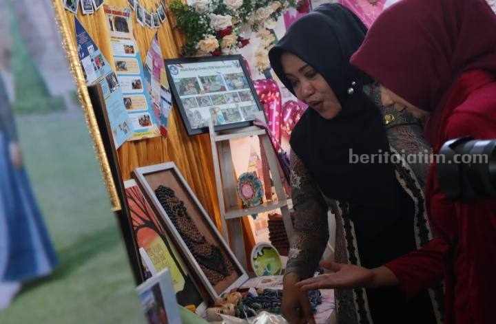 Bupati Mojokerto Ikfina Fahmawati mengunjungi 16 stand pameran panen hasil lokakarya pendidikan ke-7 CGP angkatan 7 di SMAN 1 Puri. [Foto : ist]