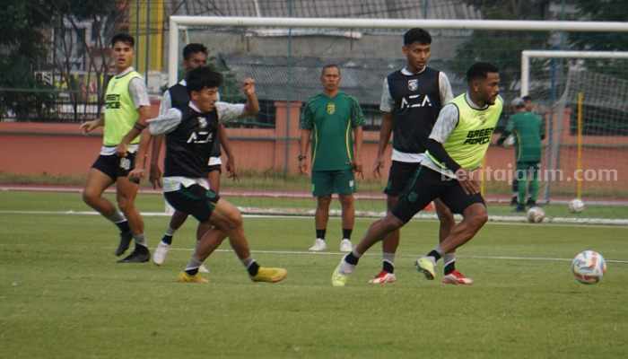 Persebaya Akui Barito Putra Sekarang Lebih Berkualitas Pemain Persebaya berlatih di lapangan Thor Surabaya. (Way)