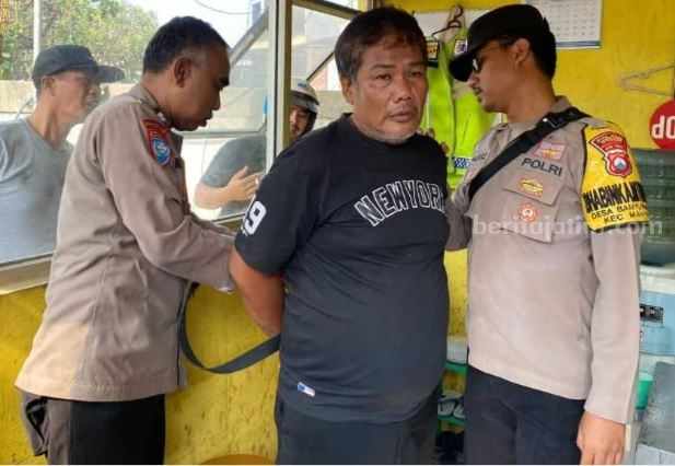 Aparat Polsek Manyar Gresik mengamankan pelaku pencurian.