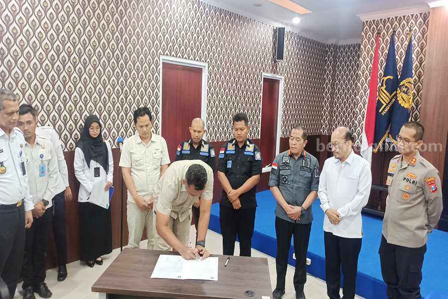 Imigrasi Ponorogo Bongkar Sindikat Penjualan Ginjal Internasional yang Dihargai 150 Juta Proses pelimpahan dugaan kasus penjualan ginjal oleh Imigrasi Ponorogo ke Polres Ponorogo. (Foto/Endra Dwiono/Beritajatim.com)