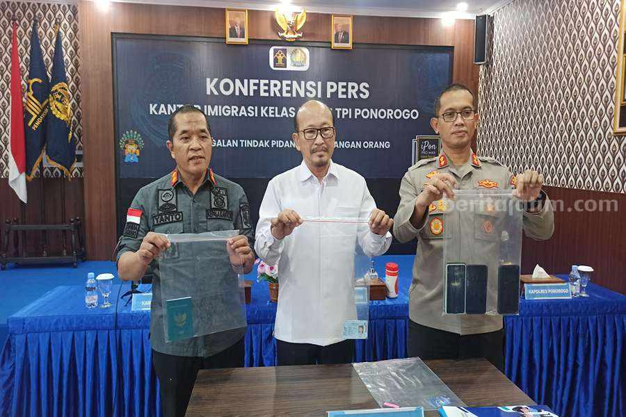 Kadiv Keimigrasian Kanwil Kemenkumham Jatim Hendro Tri Prasetyo didampingi dengan Kepala Imigrasi Ponorogo Yanto dan Kapolres Ponorogo AKBP Wimboko saat menunjukkan barang bukti dugaan TPPO dan perdagangan ginjal. (Foto/Endra Dwiono/Beritajatim.com)