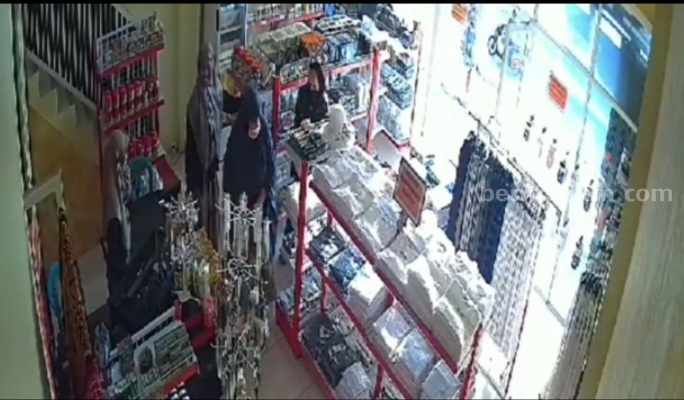 Potongan rekaman CCTV percobaan hipnotis terhadap kasir toko di Bangkalan (Foto: Zamachsari/beritajatim.com)