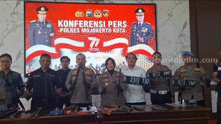 Kapolresta Mojokerto, AKBP Wiwit Adisatria merilis komplotan pencurian kabel listrik di Mapolresta Mojokerto. [Foto : Misti/beritajatim.com]