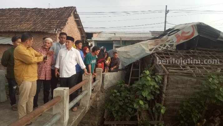 Anggota DPRD Provinsi Jawa Timur, Hidayat saat melihat kondisi Sungai Avour Modongan, Kecamatan Sooko, Kabupaten Mojokerto. [Foto : ist]