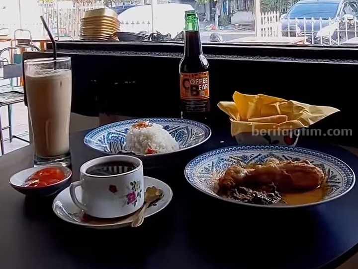 Menu makanan dan minuman di Lodji Besar, cafe vintage yang berada di Jl. Makam Peneleh No.46 Surabaya.