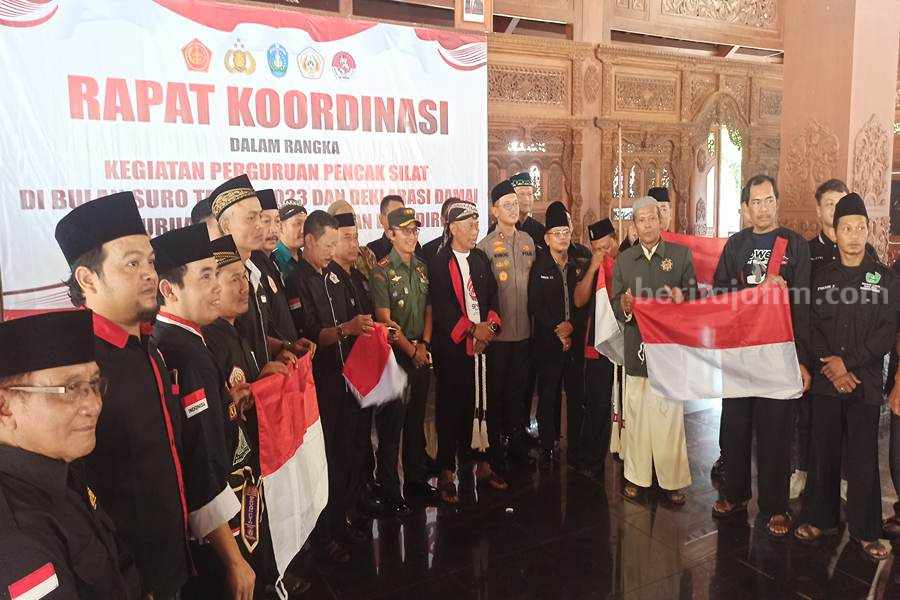 Bupati Sugiri Sancoko didampingi Kapolres, dan Dandim 0802 Ponorogo bersama semua ketua perguruan silat saat deklarasi damai jelang bukan suro. (Foto/Endra Dwiono/Beritajatim.com)