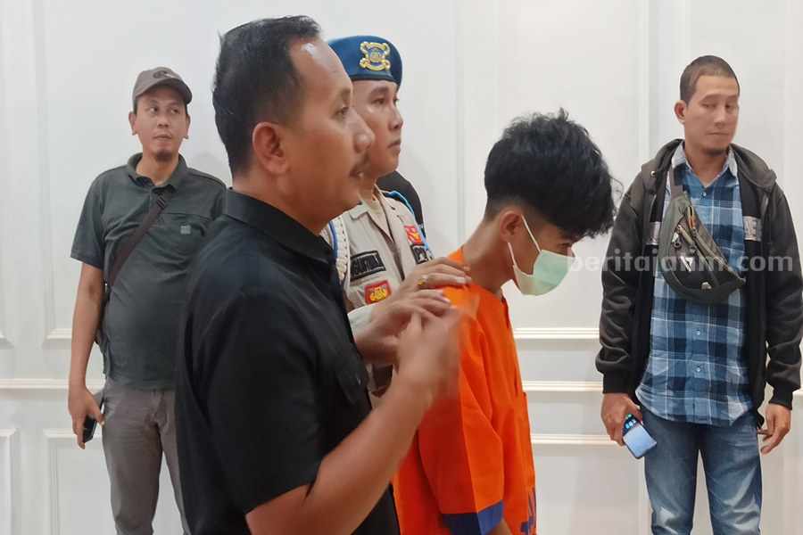 Pelaku Jeki Rahmat saat di Mapolres Ponorogo. (Foto/Endra Dwiono/Beritajatim.com)