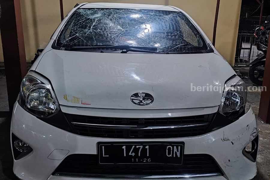 Mobil kedua pelaku yang remuk usai dilempari massa. (Foto/ist)