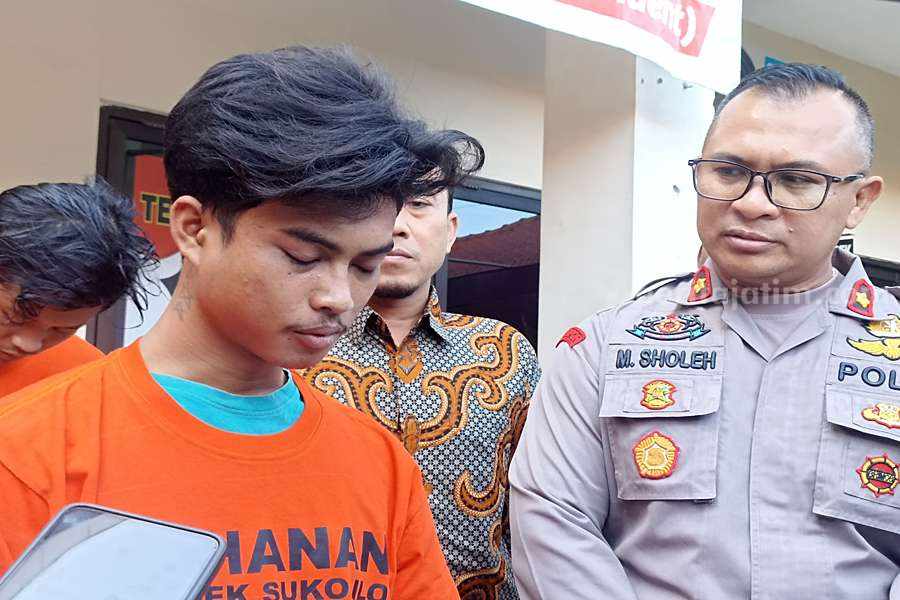 Kapolsek Sukolilo Kompol M Sholeh (kanan) bersama dengan Muhammad Sugianto alias Somad (kiri) saat berada di Polsek Sukolilo, Kamis (06/07/2023). (Foto/Anggadia)
