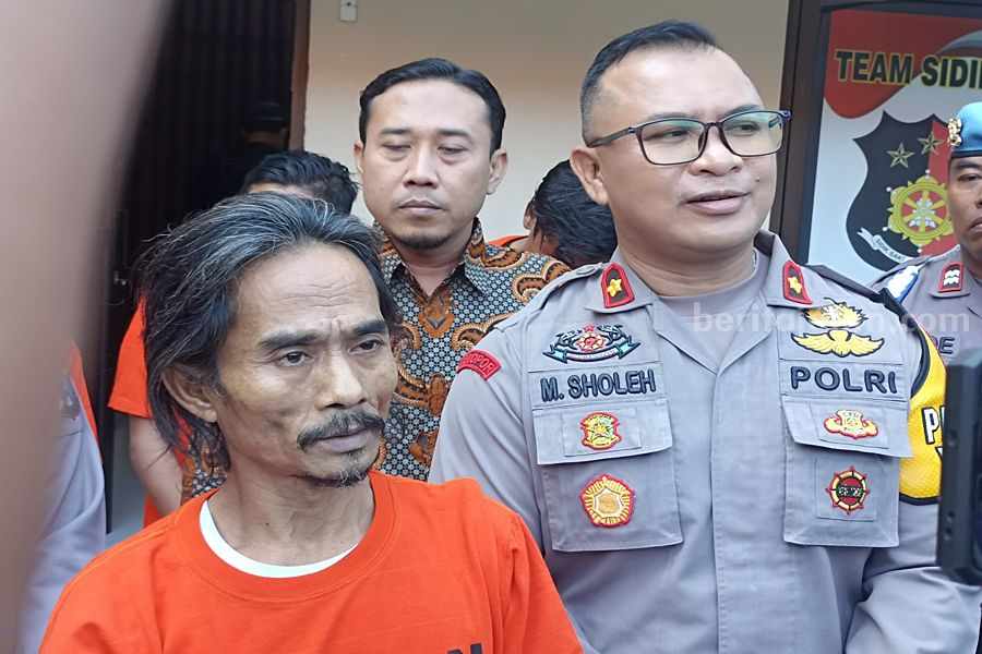 Hadi (kiri) bersama Kapolsek Sukolilo, Kompol M Sholeh saat dirilis di Polsek Sukolilo, Jumat (07/07/2023). (Foto/anggadia)