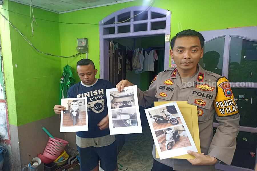 Polsek Simokerto Tangkap Bandit Curanmor Hanya Butuh Waktu 1 Jam Kapolsek Simokerto, Kompol Dwi Nugroho saat melakukan pengecekan di rumah korban curanmor jalan Ngagel. Kamis (06/07/2023). (Foto/Anggadia).