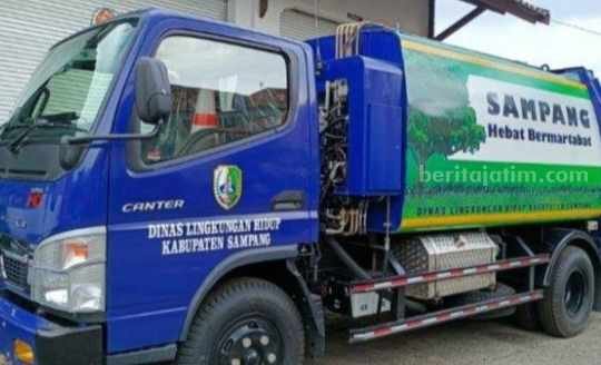 Anggaran BBM Angkutan Sampah di Sampang Sedot APBD Hingga Rp 725 Juta Mobil angkutan sampah DLH Sampang (Foto: Zamachsari/beritajatim.com)