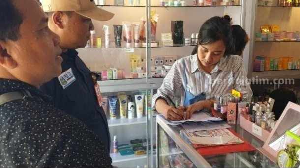 Petugas gabungan dari PU SDA Jatim didampingi Satpol PP Kabupaten Mojokerto dan TNI-Polri menyampaikan SP3 ke pemilik bangli. [Foto : ist]